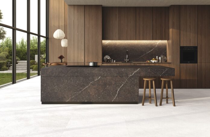 cocina- museum- surface-ROYAL-BROWN-BH-150X320_PIEMONTE-CLOUD-SP-100X100_R_AMB1