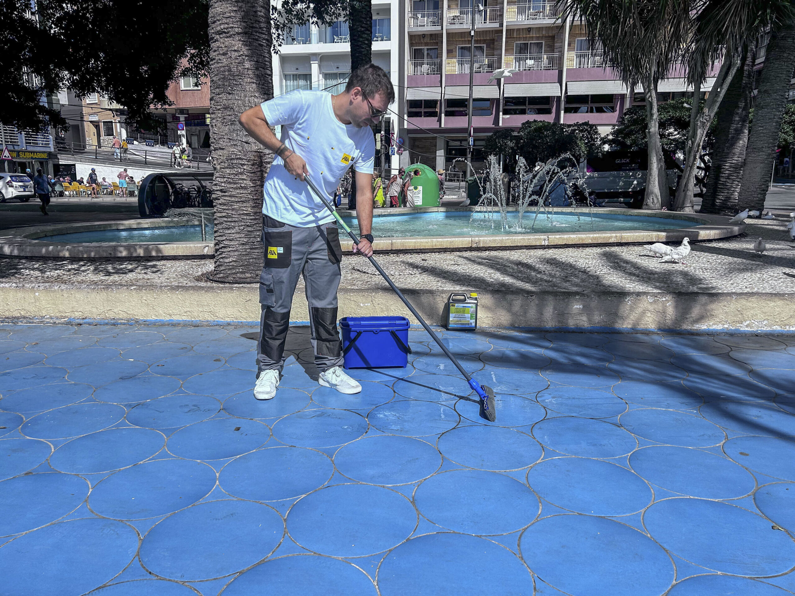 limpieza fila de pavimento ceramico