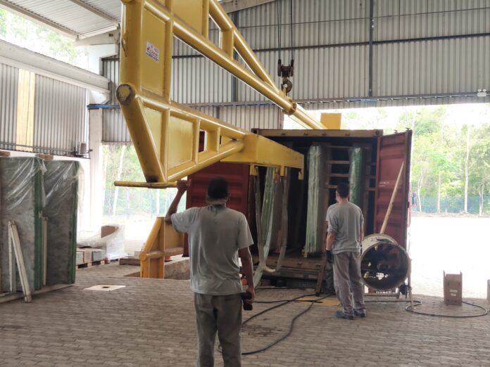 Stuffing of a container with Brazilian natural stone slabs ready for export (Centrorochas Image Bank Photo by Karina Porto-Firme)